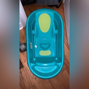 Baby tub with mesh covering